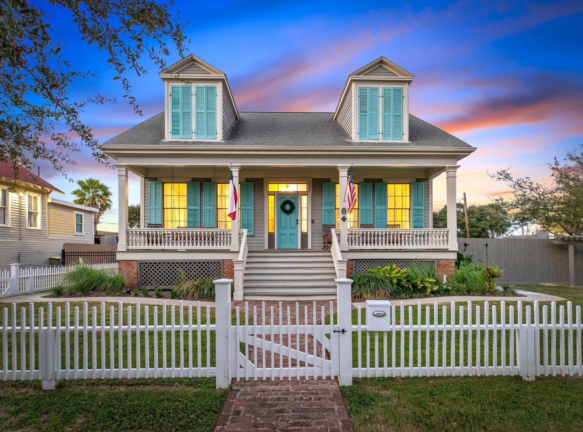 Historic 1871 Coastal Breeze With Heated Pool - Restoring Galveston Villa Exterior photo