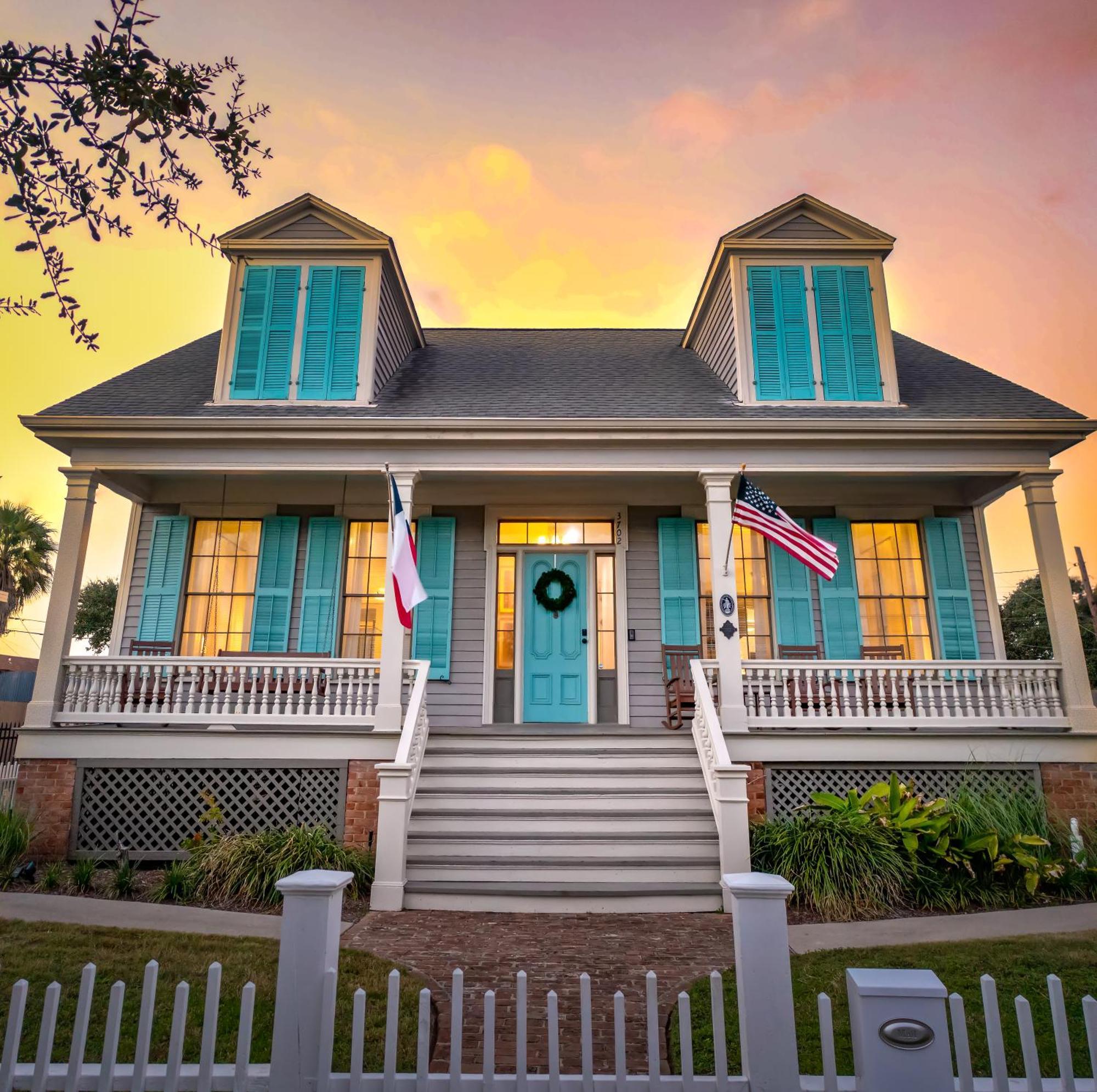 Historic 1871 Coastal Breeze With Heated Pool - Restoring Galveston Villa Exterior photo