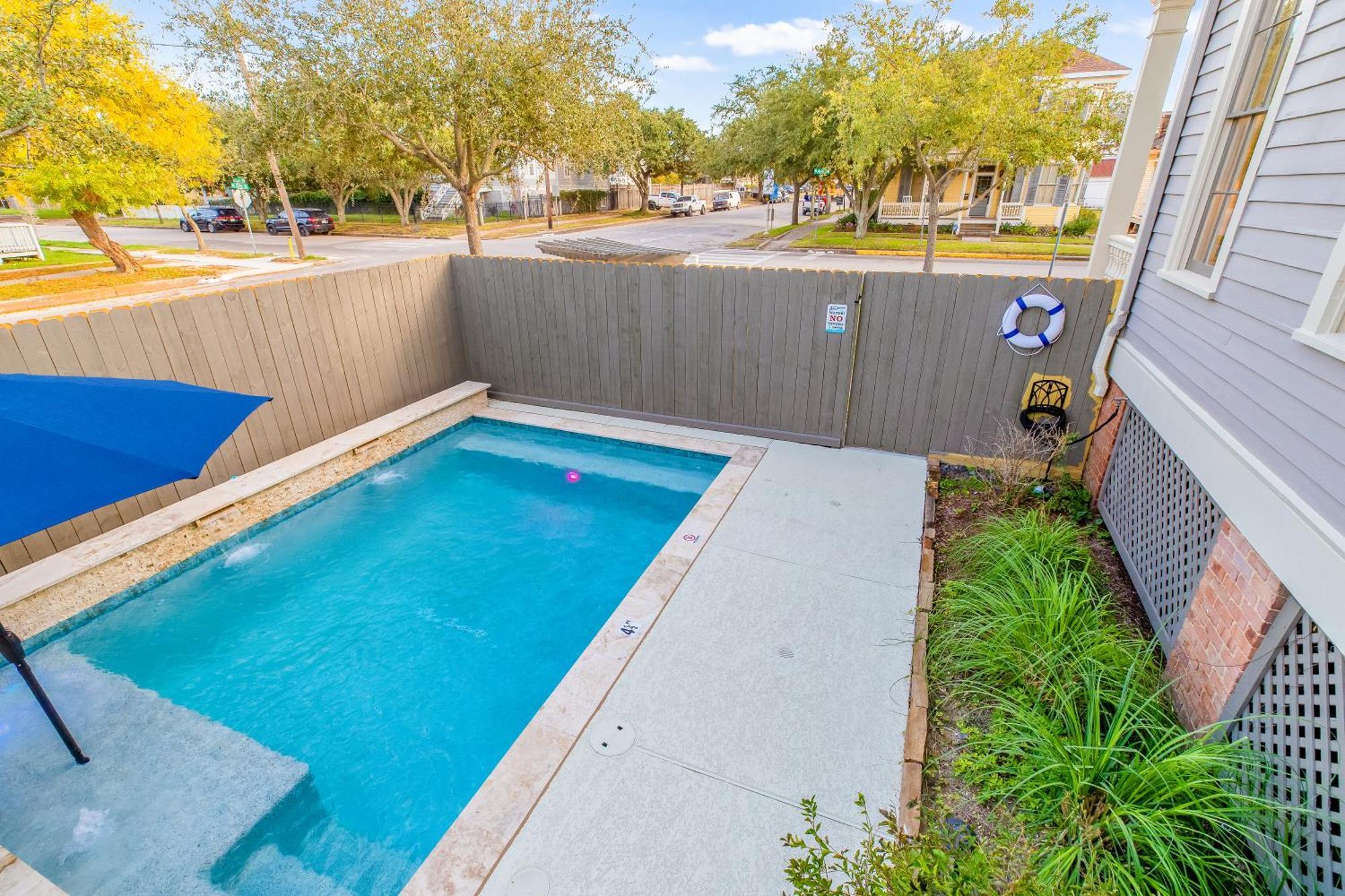 Historic 1871 Coastal Breeze With Heated Pool - Restoring Galveston Villa Exterior photo