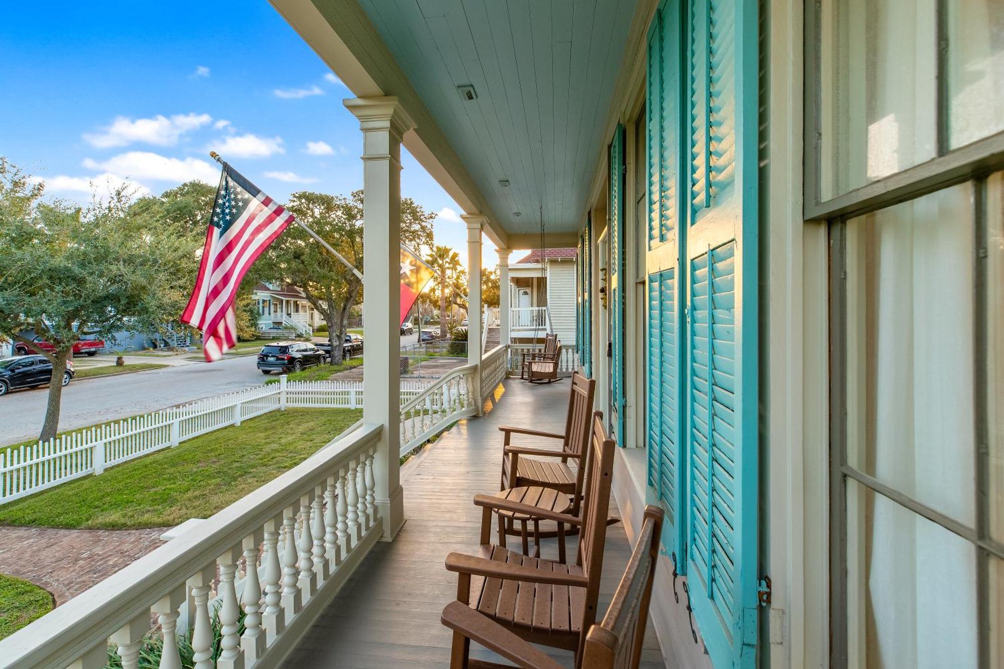 Historic 1871 Coastal Breeze With Heated Pool - Restoring Galveston Villa Exterior photo